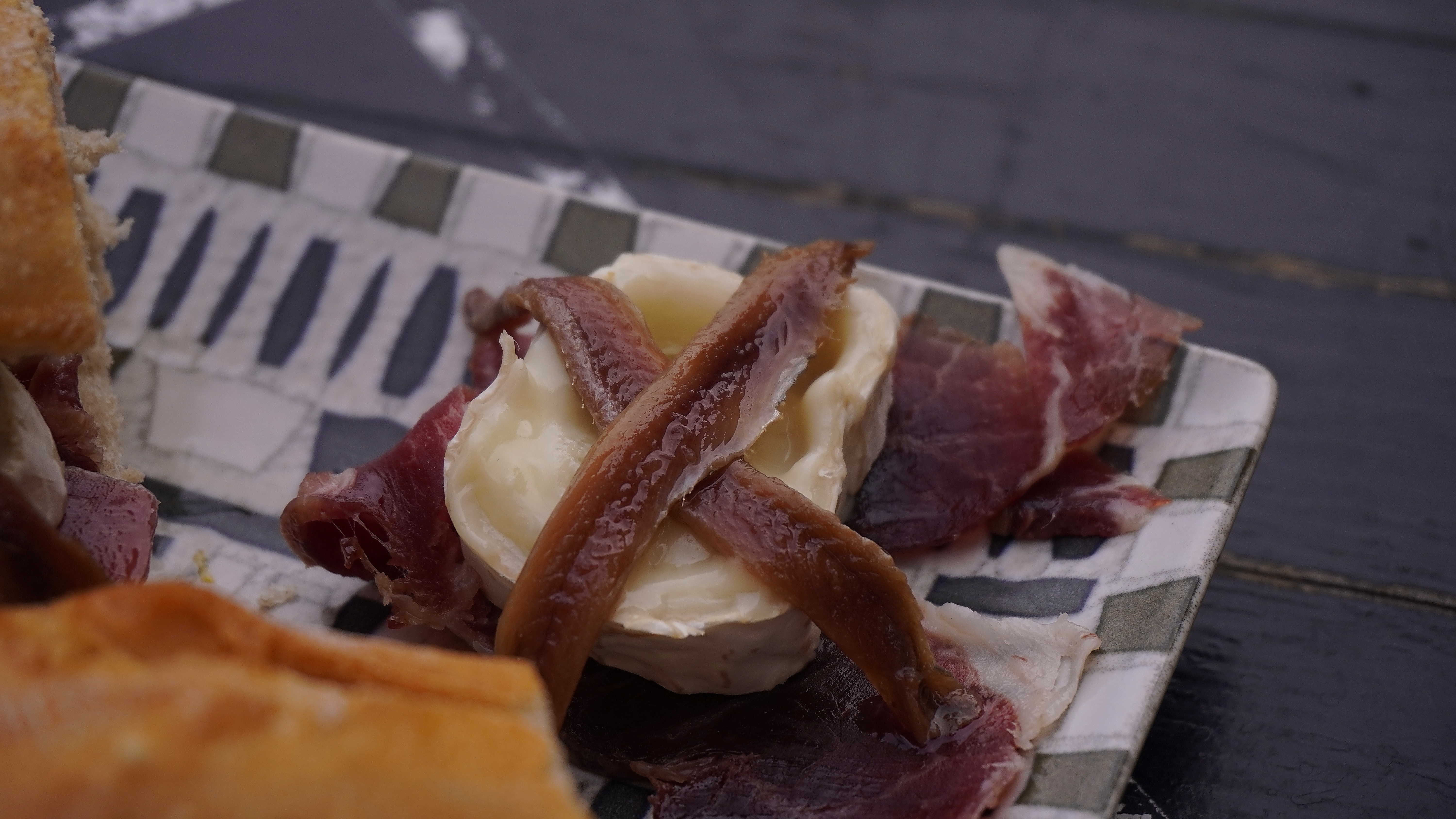 Pintxo de rulo de cabra con jamón ibérico y anchoa en Korta Taberna / Ahuntz gazta, urdaiazpiko iberikoa eta antxoa pintxoa Korta Tabernan