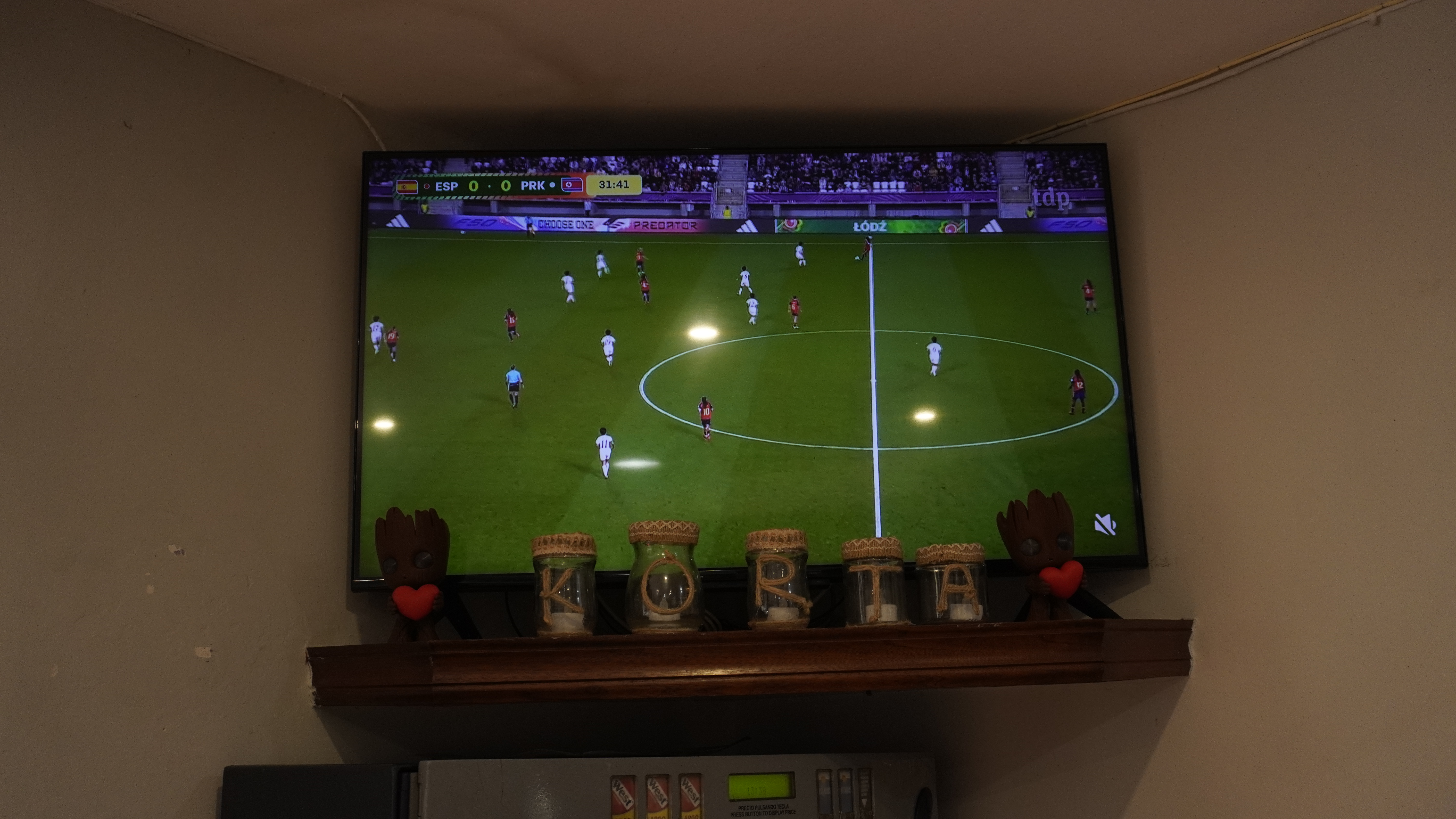 Barra y ambiente de Korta Taberna con televisión en Zumarraga / Korta Tabernako barra eta giroa telebistarekin Zumarragan